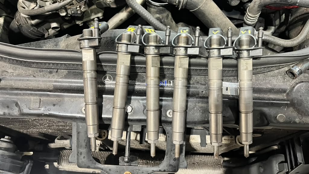 Mercedes fuel injectors during service
